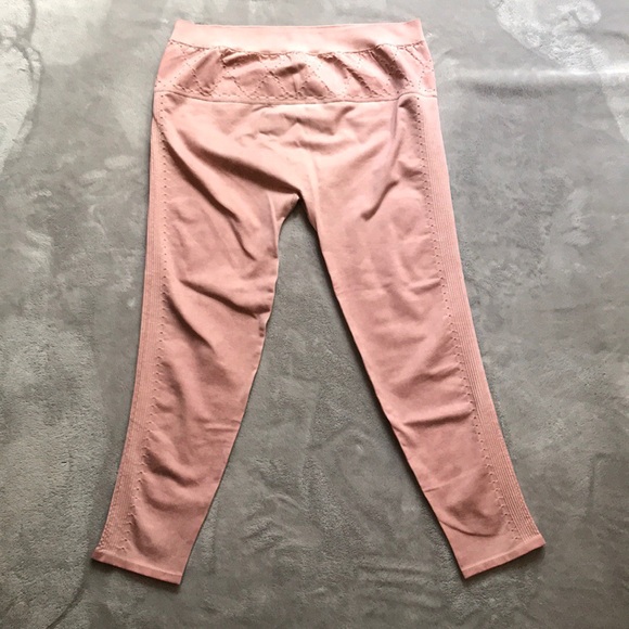 Fabletics Dusty Rose Pink Yogi Capris NWOT - Picture 2 of 4